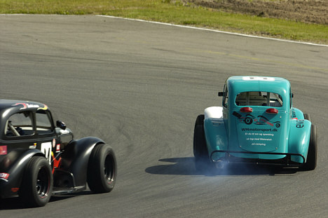 Jannik Larsen (tv) og Jesper Ternvalt (11) under en af de mange dueller, der prægede Legend Car Cup-løbene på Padborg Park i weekenden.
